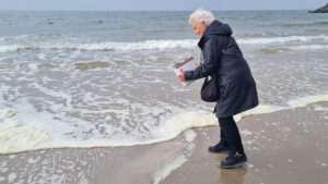 005-2025-04-23 Opa uitstrooien