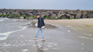 021-2025-04-23 Opa uitstrooien