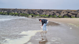 023-2025-04-23 Opa uitstrooien