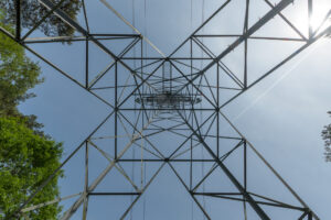 280-2023-05-29 Hoogspanning en een nieuwe hut