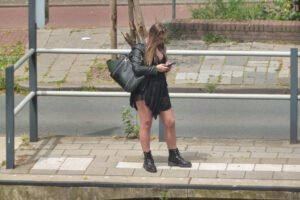 2022-06-18 Bushalte mensen - 20220618-3217-224430