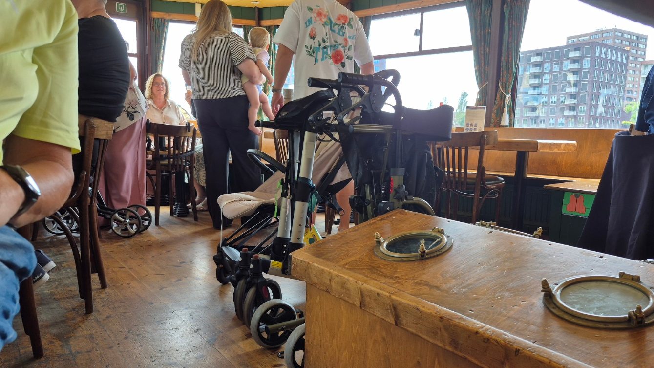 Kinderkar en rollator parking op de boot, dag 2027