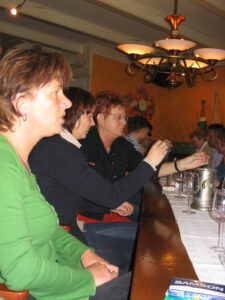 048-2005-04-26 Koken met collega's