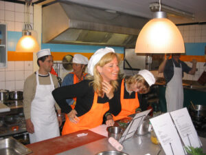 052-2005-04-26 Koken met collega's