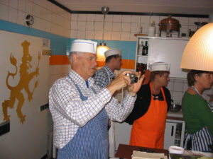 054-2005-04-26 Koken met collega's