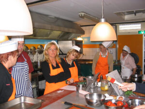 055-2005-04-26 Koken met collega's
