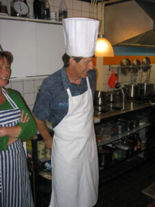 057-2005-04-26 Koken met collega's