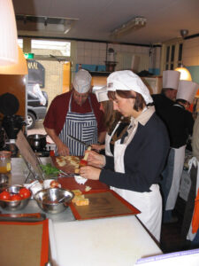 058-2005-04-26 Koken met collega's