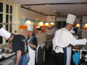 060-2005-04-26 Koken met collega's