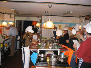 061-2005-04-26 Koken met collega's