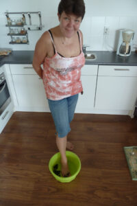 354-2011-08-20 Marja stampt druiven