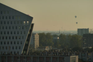 450-2011-10-02 Luchbalon en mooie vliegtuigstrepen