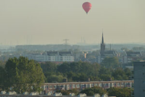 451-2011-10-02 Luchbalon en mooie vliegtuigstrepen