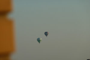 453-2011-10-02 Luchbalon en mooie vliegtuigstrepen