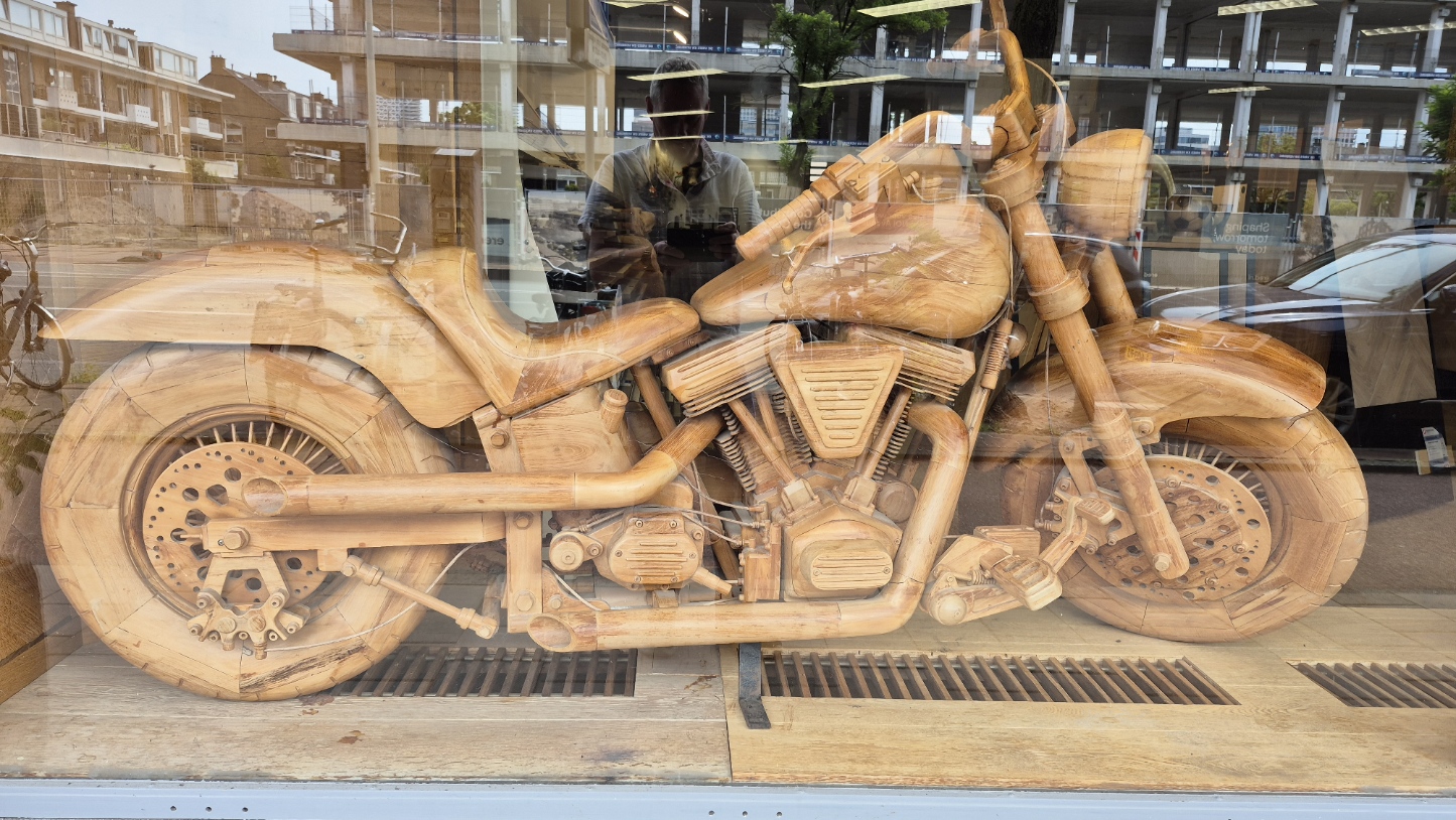 Leuk houten motorretje in de etalage, dag 2047