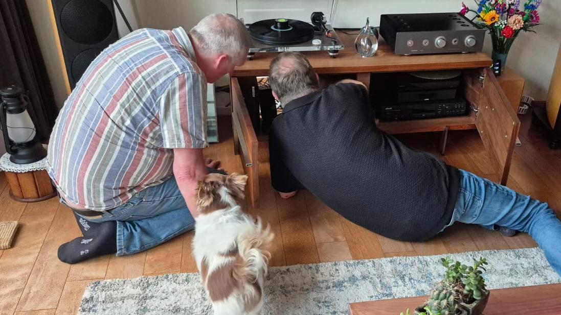 LPtje luisteren op een doorzichtige pick-up, dag 2074