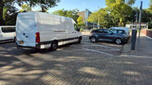 Weer is een pakjes bezorg parkeerkunstenaar, dag 2078