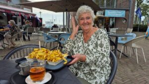 Oma prikt een patatje op haar 81ste verjaardag, dag 2090