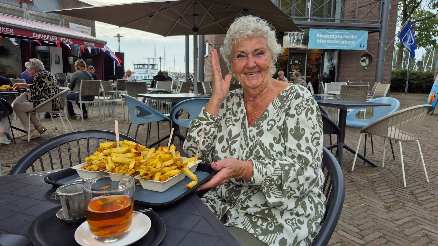 Oma prikt een patatje op haar 81ste verjaardag, dag 2090