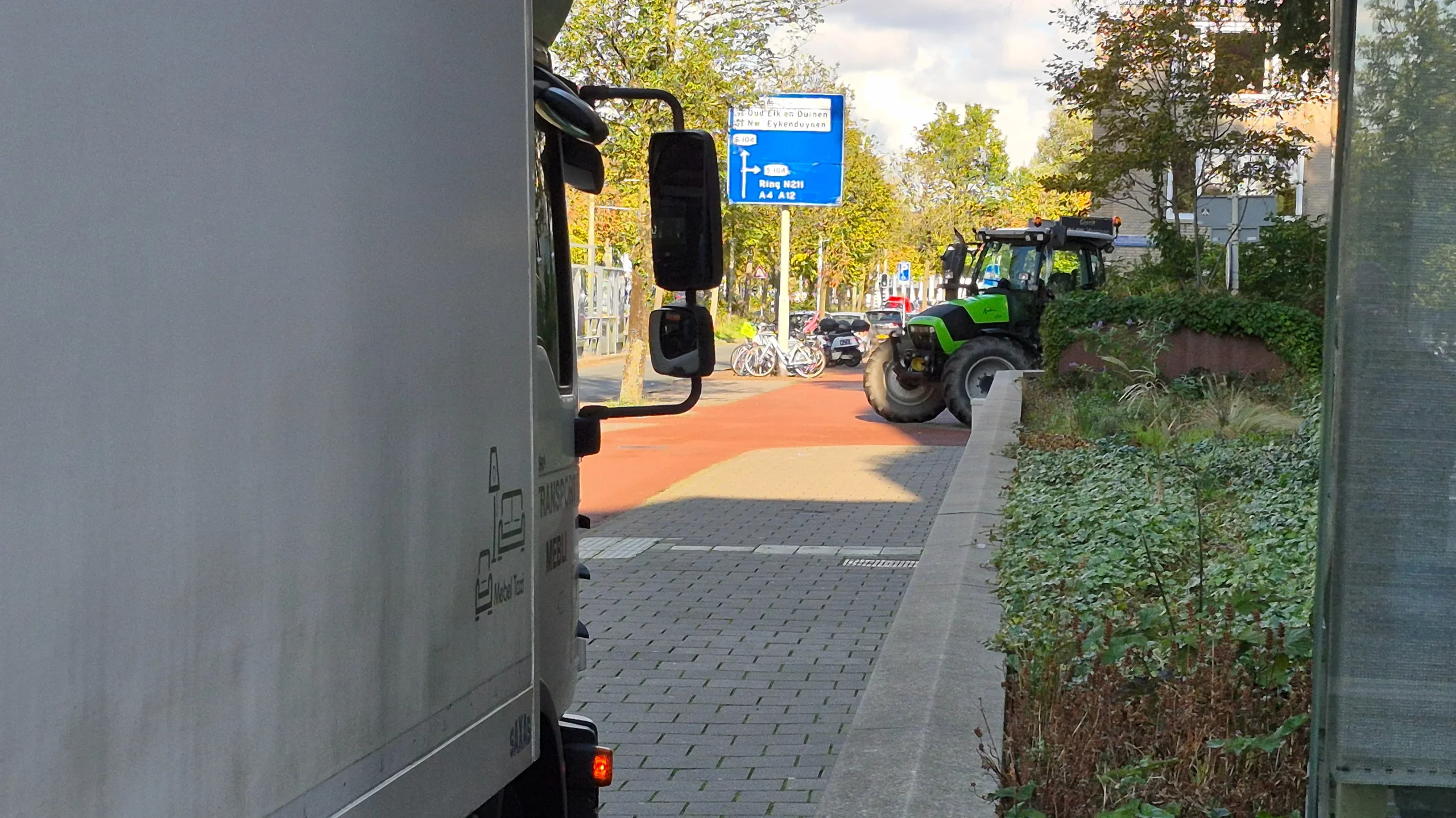 Vanmiddag gezellig druk op de stoep, dag 2446