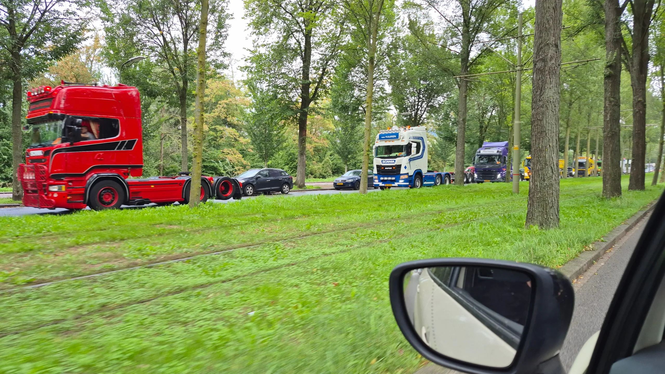 Leuk voor die kinderen lekker toeteren in de vrachtauto, dag 2454