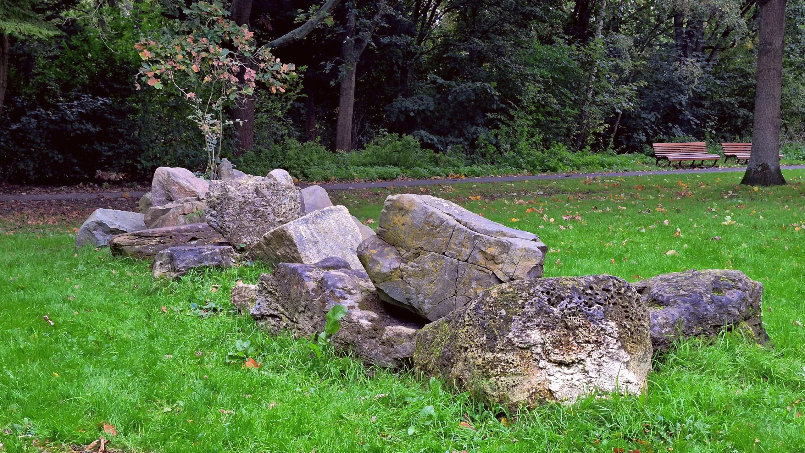 Het Haagse hunebed midden in een park, dag 2485